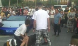 網友拍到網紅吃瓜視頻,網友直呼“太真實”