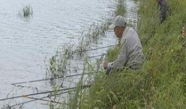 網(wǎng)友爆料釣魚(yú)視頻,險(xiǎn)象環(huán)生，揭秘釣魚(yú)高手如何應(yīng)對(duì)突發(fā)狀況