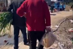 臨沂網紅大爺紅衣哥吃瓜,趣味橫生引網友熱議